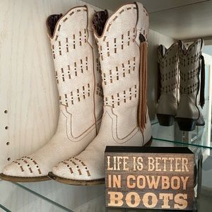 Women’s cowboy boots distressed with fringe